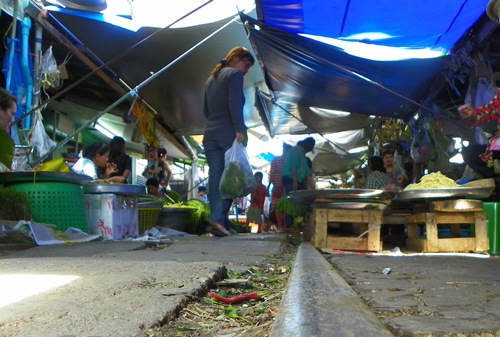 Thailand train market samut-songkhram 100 0365