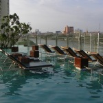 Dolce-far-niente-in-Bangkok_millennium-hilton-bangkok-pool-deckchairs