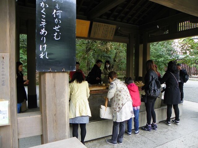 What-to-do-in-Tokyo-From-classic-to-crazy_Meiji-Jingu-shrine-cleaning-of-hand-and-mouth