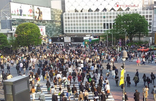 What-to-do-in-Tokyo-From-classic-to-crazy_shibuya-crossing-masses-of-people