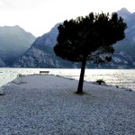dont-worry-just-travel-holidays-to-lake-garda-a-romantic-bench-in-torbole