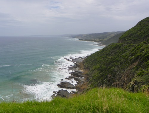 The Great Ocean Road in the Australian state of Victoria with its attractions like the twelve apostles or the Otway national park is an unforgettable travel experience.