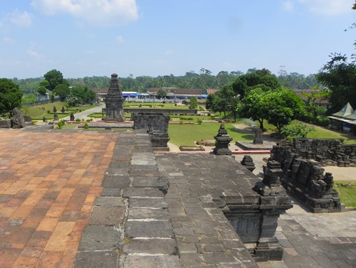 Feel like an explorer and visit Penataran temple and Singosari temple in east Java! Two true insider tips!