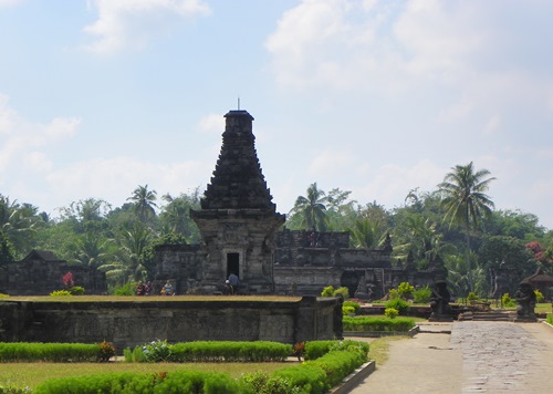 Feel like an explorer and visit Penataran temple and Singosari temple in east Java! Two true insider tips!