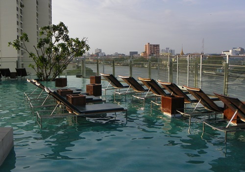 The Millennium Hilton Hotel in Bangkok is the perfect spot for you to relax after travelling Thailand and before your flight home. With its cool rooftop bar it also contributes its fair share to Bangkok’s nightlife.