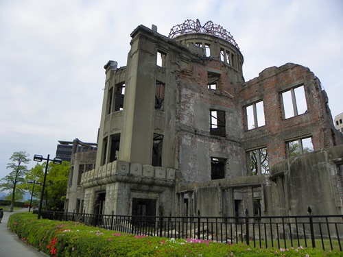 Hiroshima pictures - Why Nagasaki and Hiroshima? How is it there today? What do the atomic bomb parks look like? Here the answers and also hotel recommendations.