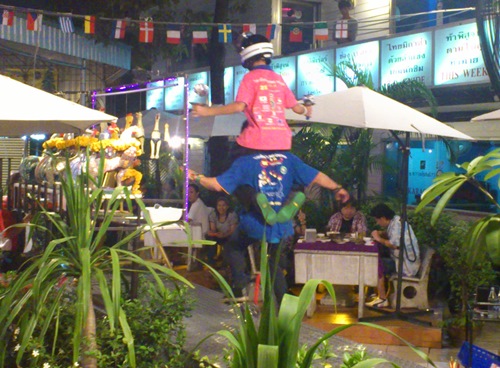 Ever seen a flying grilled chicken? No! Then you have to visit Bangkok Flying Chicken Restaurant. Read more…