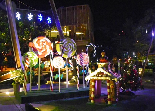 Enjoy a few pictures of the kitsch atmosphere at Christmas time in Bangkok Thailand.