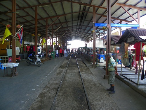 Thailand train market samut-songkhram 100 0345