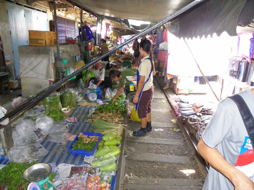 Thailand train market samut-songkhram 100 0356
